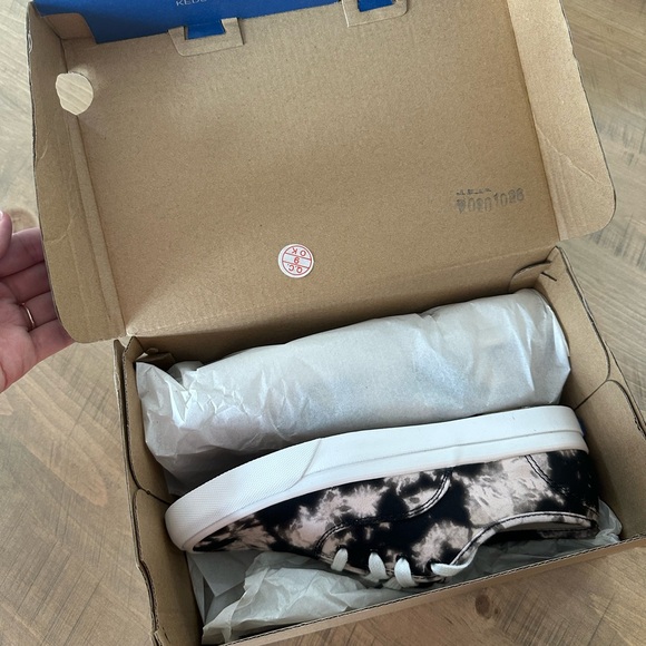 Keds Women's Surfer Tie-Dye Organic Cotton Shoe - Size 7 - Picture 2 of 8